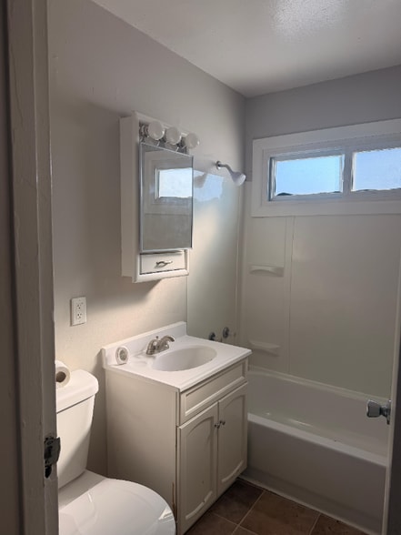 Building Photo - 5147 E 10th Ave