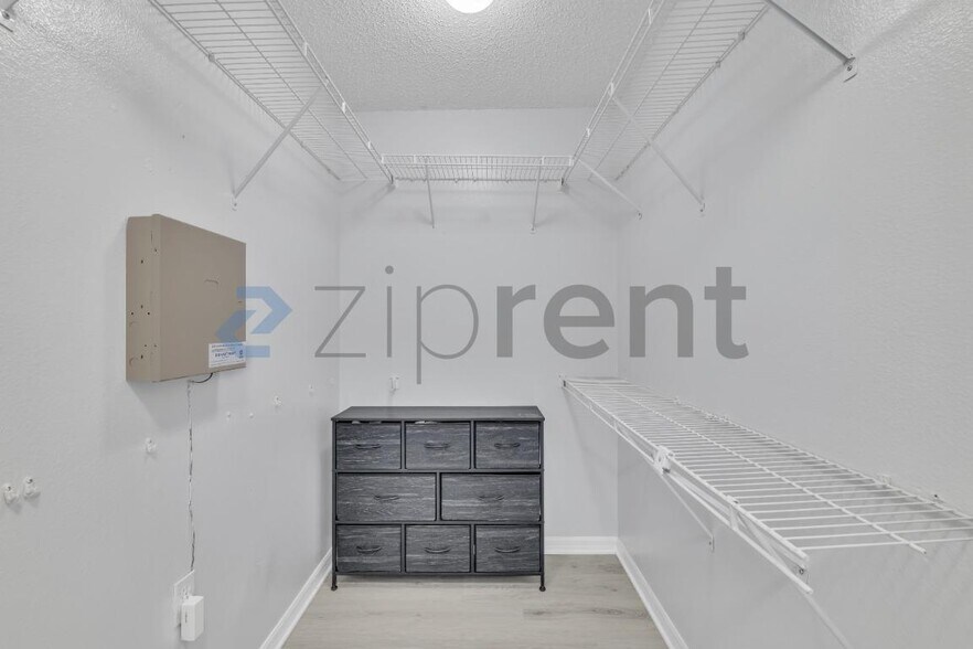 Building Photo - Unit