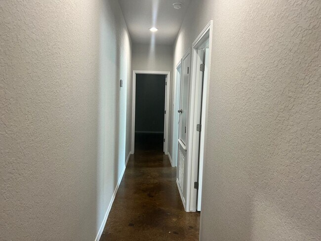 Building Photo - Luxury Duplex in Seguin