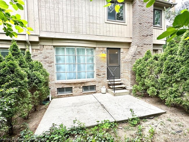 Building Photo - 31404 Hunters Cir Dr