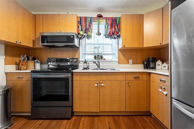 Building Photo - 2112 E Pembroke Ave