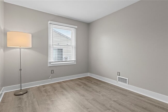 Building Photo - 34 Arrowhead Way S