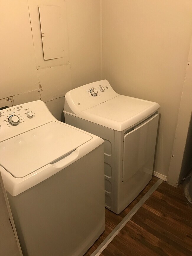 Building Photo - 4 Bed, 2 Bath Near UOM