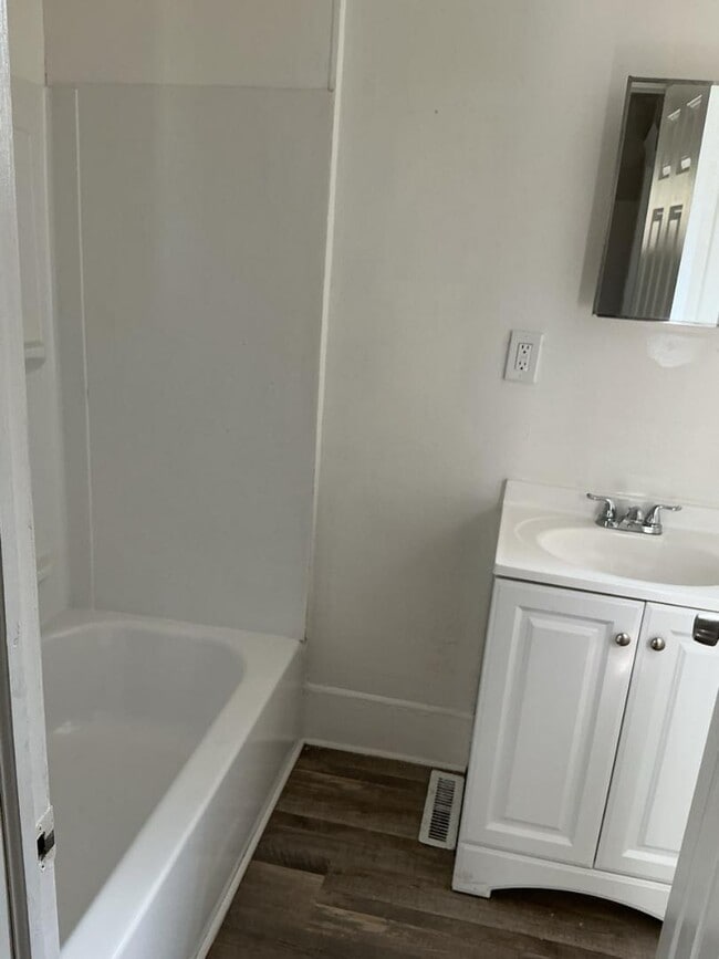 Building Photo - 3206 Saratoga Ave