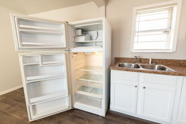 Building Photo - 3 BED/ 1 BATH IN UP AND COMING NEIGHBORHOOD