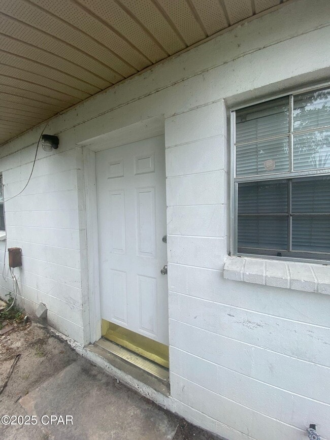 Building Photo - 1527 Grace Ave