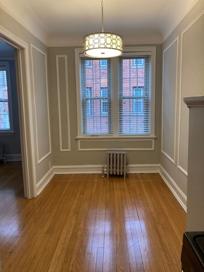 Building Photo - Recently Renovated East Rogers Park One Be...