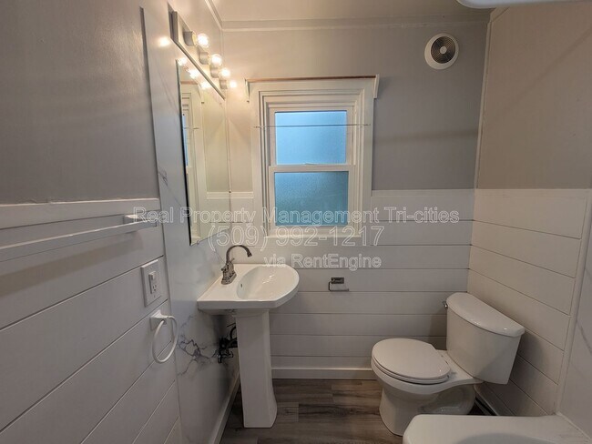 Building Photo - 400/402 Barth Ave