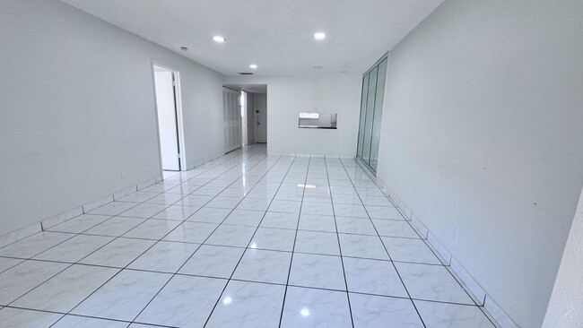 Building Photo - 5535 Lakewood Cir
