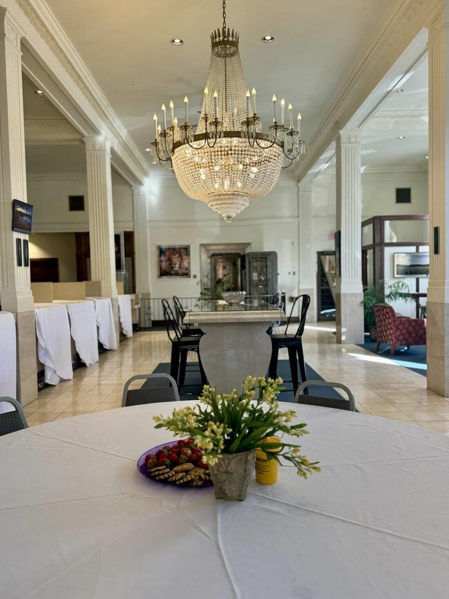 Building Photo - 502 Oak St