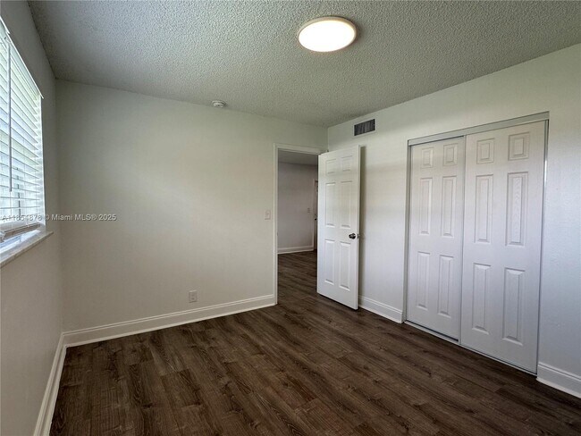 Building Photo - 5661 SW 36th Ct