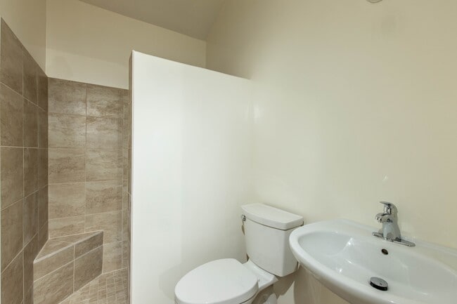 Building Photo - 1090 Devonshire Dr