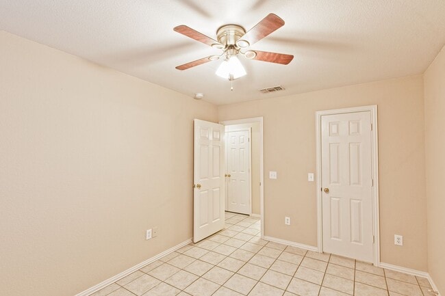 Building Photo - Duplex for lease with private backyard