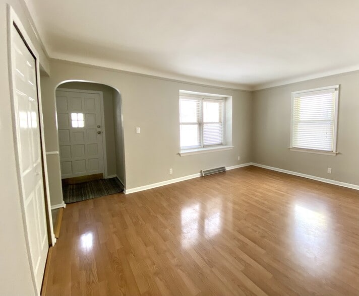 Building Photo - 1316 N Vermont Ave