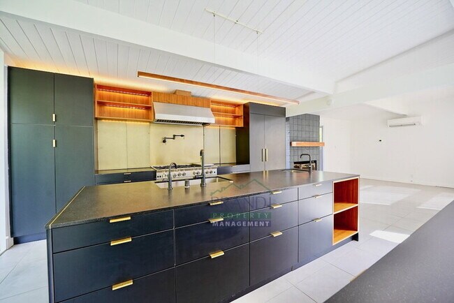 Building Photo - 18 Anchorage Ct