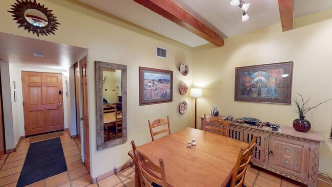 Building Photo - Charming two bedroom close to downtown. Furnished long term rental.