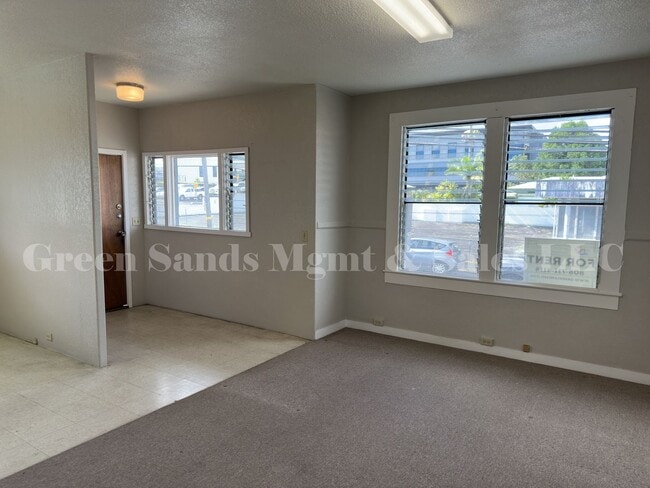 Building Photo - Convenient Location in Hilo