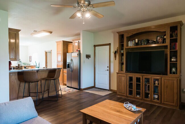 Building Photo - 608 Shady Oak
