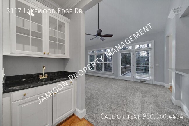 Building Photo - 3117 Lakewood Edge Dr