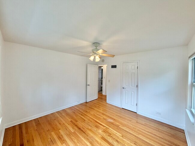 Building Photo - 5816 W Greenleaf Ave