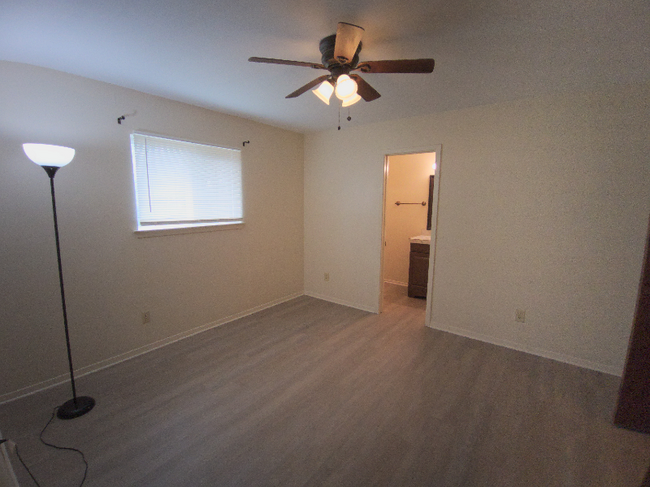 Building Photo - 327 Briarwood Dr