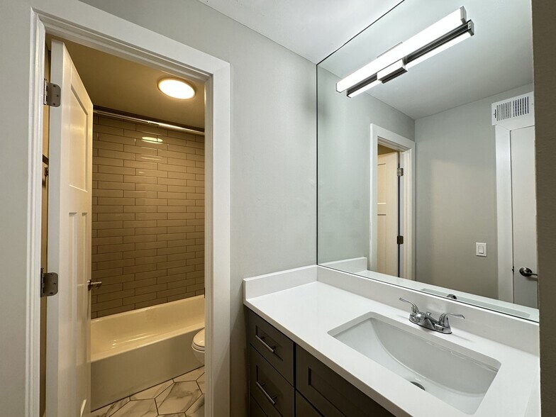 Building Photo - 1225 N La Salle Dr