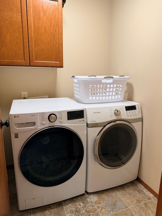 Building Photo - Short term, fully furnished home! 3 bed, 2.5 bath, central a/c, w/d, d/w, covered parking, great ...