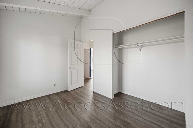 Building Photo - Charming Upstairs 2 Bed/1 Bath Unit With F...