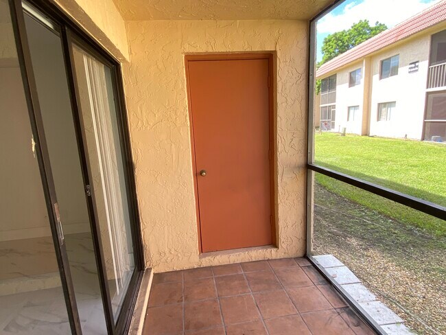 Building Photo - 158 Lakeview Dr