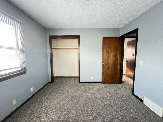 Building Photo - Beautiful walk-out ranch!