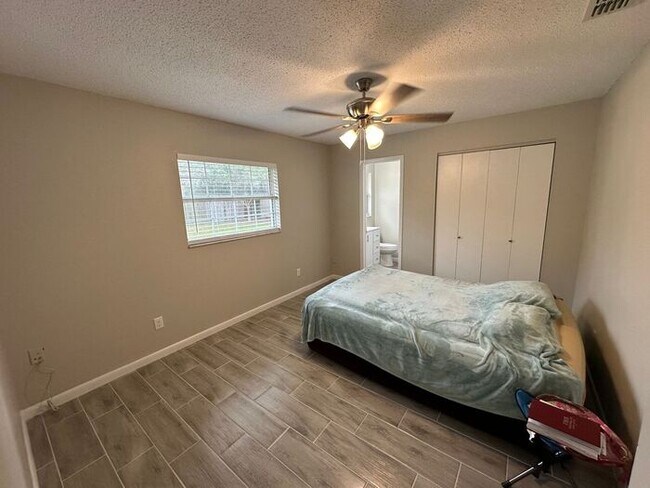 Building Photo - 3 bed 2 bath home available