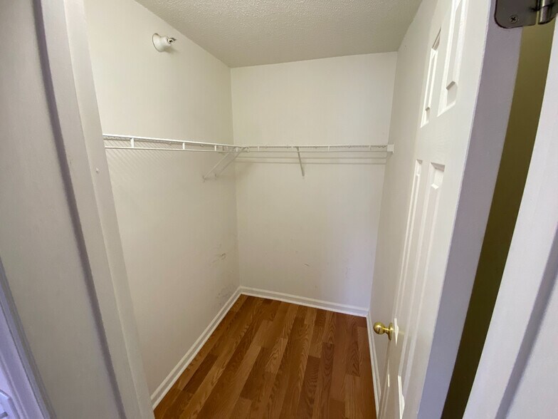 Building Photo - Room in Condo on Pardue Woods Pl