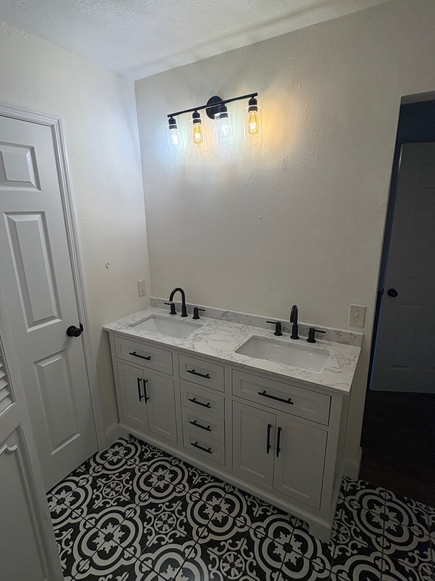 Master Bath - 316 E Daughtery Rd
