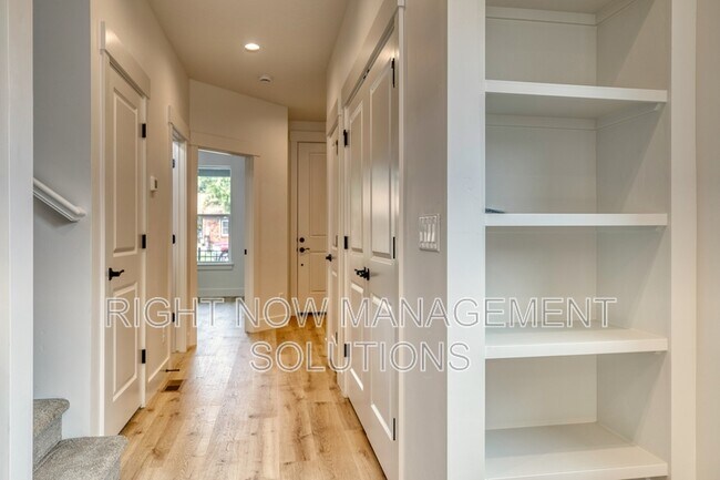 Building Photo - 1806 S Manitou Ave