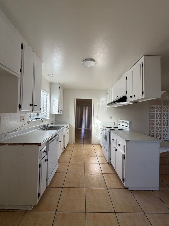 Building Photo - Spacious 3 Bedroom 2 Bathroom House For Rent