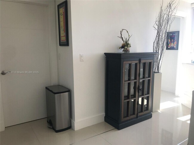 Building Photo - 2951 S Bayshore Dr