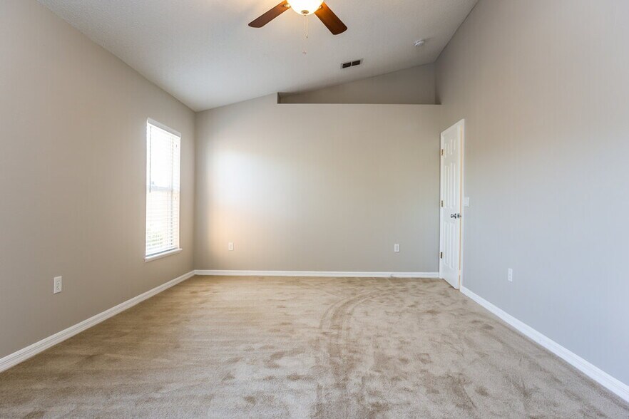 Building Photo - 142 Woodbury Pines Cir