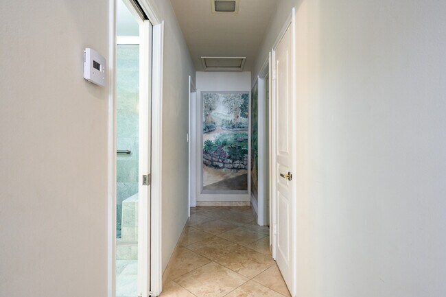 Building Photo - 1342 Skyline Dr