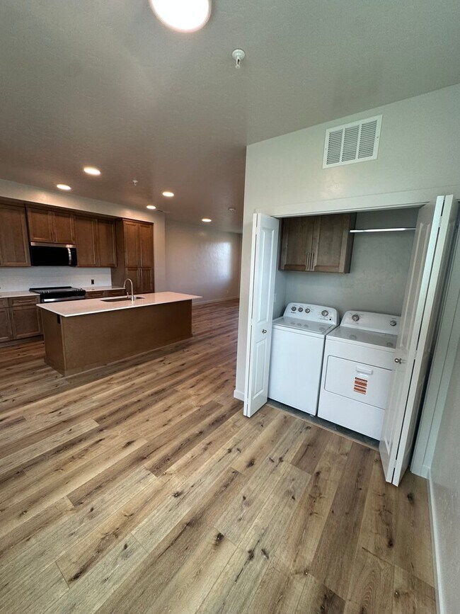 Building Photo - 4095 S Lone Pne Wy