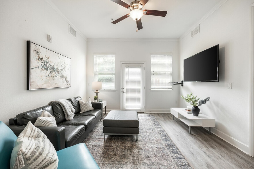 Building Photo - Lux 13