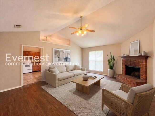 Building Photo - 3 Bed, 2 Bath Home with Fenced Yard / Pet-Friendly / Coming Soon!