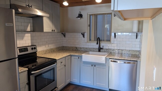 Building Photo - 839 Main St