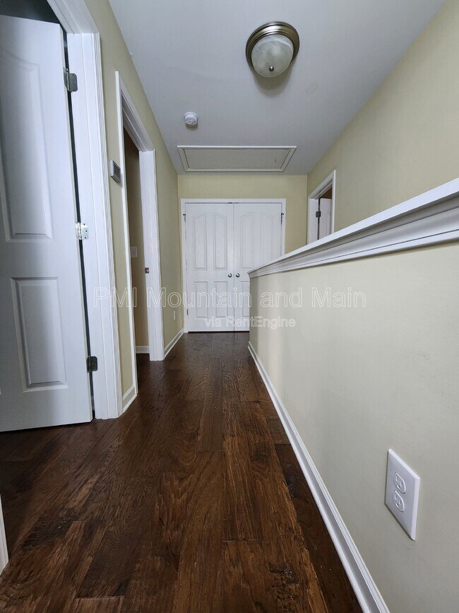 Building Photo - 19 Barnett Shoals Dr