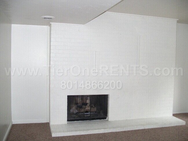 Building Photo - NO DEPOSIT option available for qualified ...