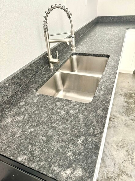 Kitchen granite countertop - 2437 Jaguar Rd