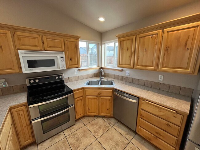 Building Photo - Single Level Home Close to Mountain View High School