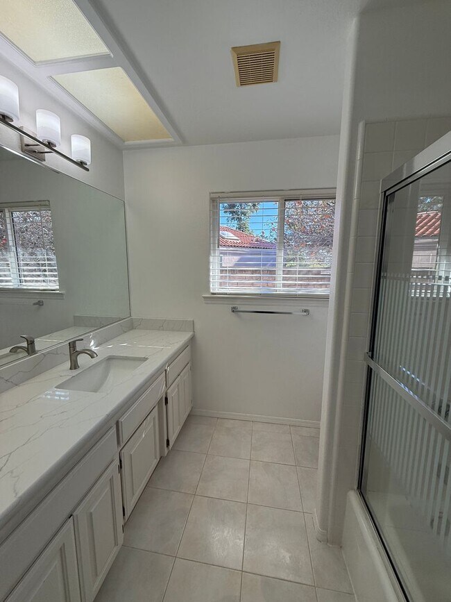 Building Photo - 2441 Iron Ridge Ct