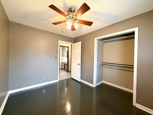 Building Photo - 2811 Thrush Dr