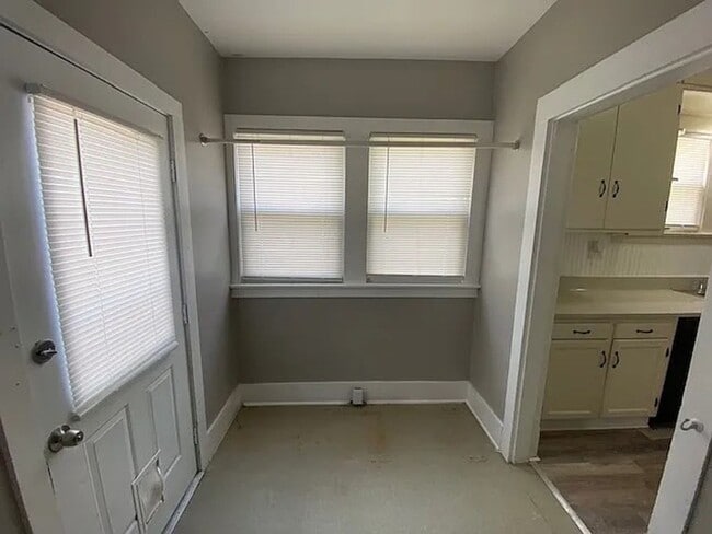 Building Photo - Big 2BR with appliances, nicely updated! Great for students or professor.