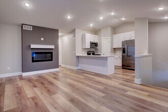 Building Photo - 3 BED 3 BATH TOWNHOME IN SOUTH HOLLAND